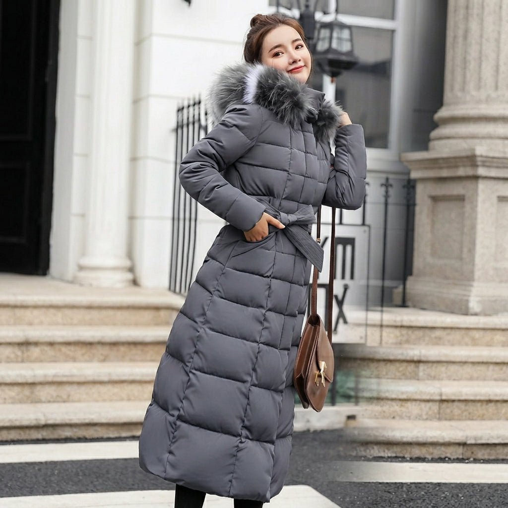 Noa | Abrigo largo acolchado de invierno para mujer con capucha de pelo y cinturón