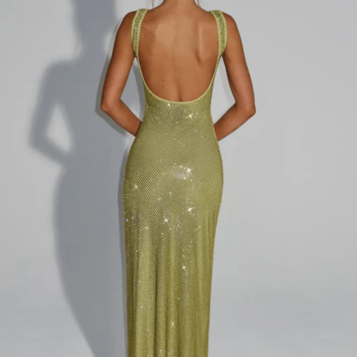 Vestido largo con escote cuadrado y detalles brillantes