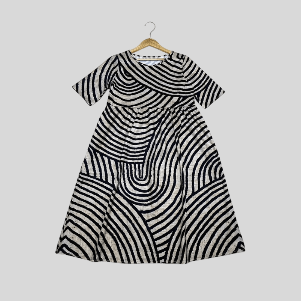 Lebhaftes Midikleid mit Zebramuster