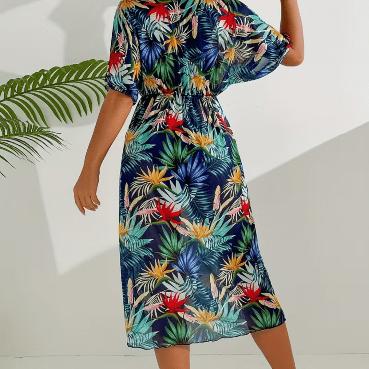 Vestido cubrebañador playero tropical con escote en V