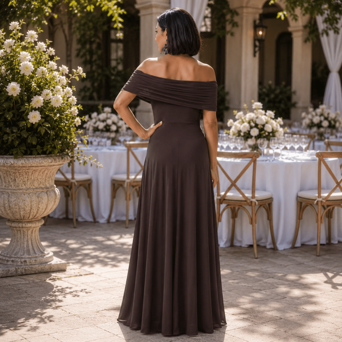 Vestido midi drapeado con elegante diseño de hombros descubiertos
