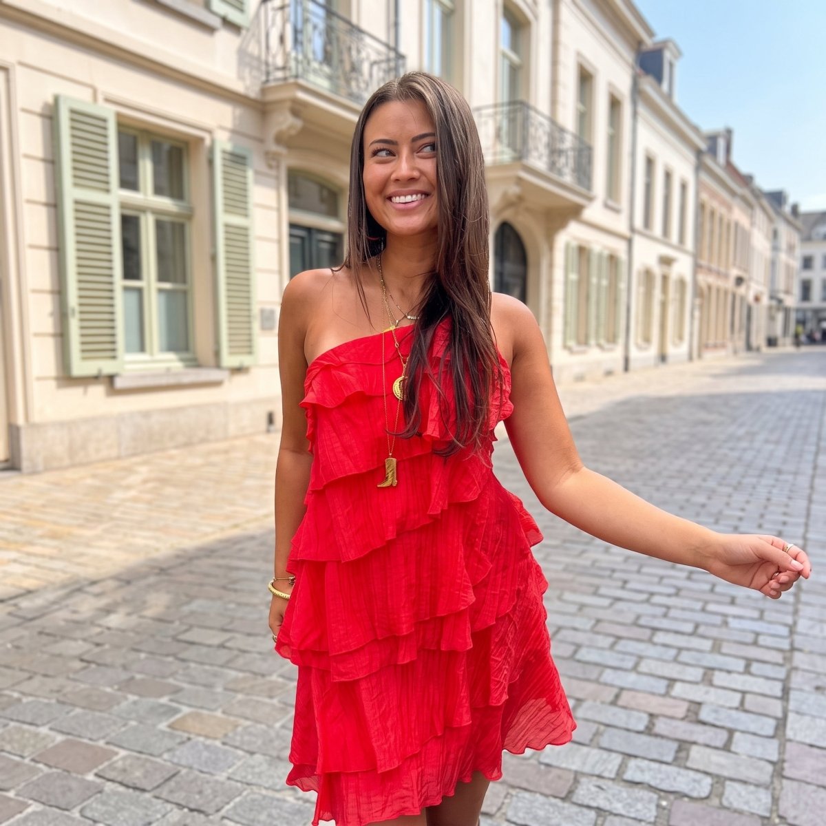 Gestuftes Mini-Kleid mit einer Schulter