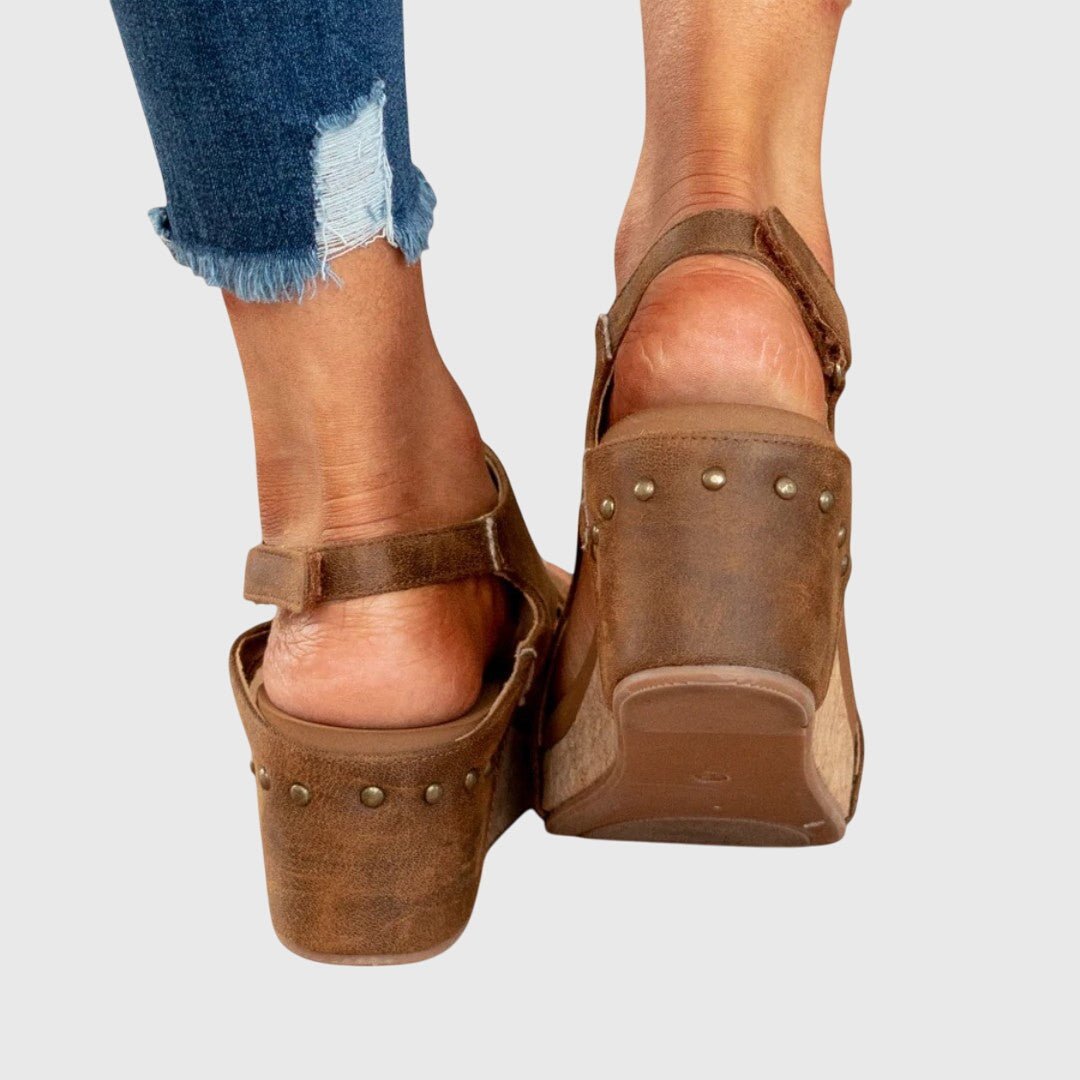 Sandalias ortopédicas con hebilla en cuña