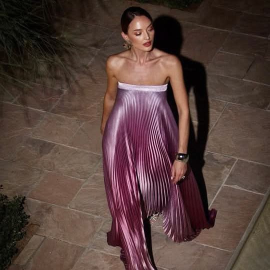 Weiches, plissiertes, trägerloses Maxikleid