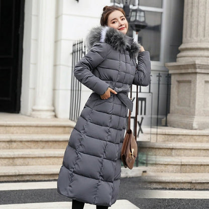 Noa | Abrigo largo acolchado de invierno para mujer con capucha de pelo y cinturón