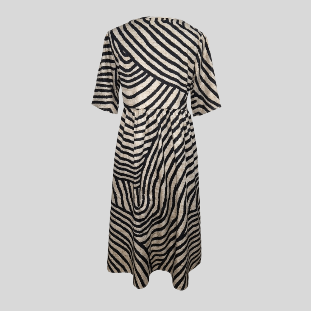 Lebhaftes Midikleid mit Zebramuster