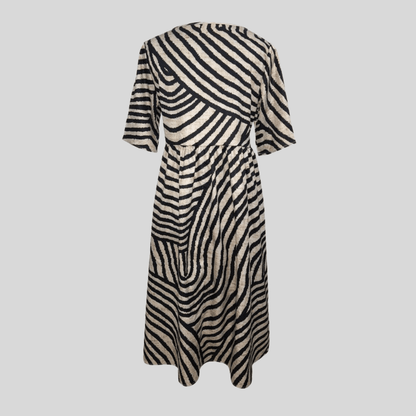 Lebhaftes Midikleid mit Zebramuster