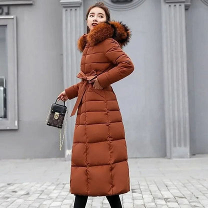 Noa | Abrigo largo acolchado de invierno para mujer con capucha de pelo y cinturón