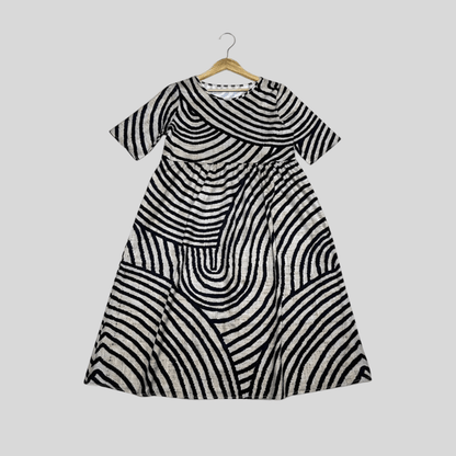 Lebhaftes Midikleid mit Zebramuster