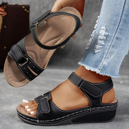 Keilabsatz-Sandalen mit offener Zehenpartie