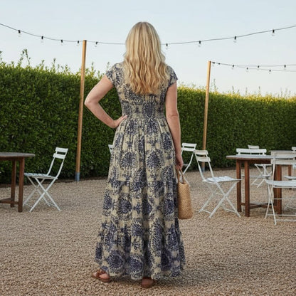 Fließendes Maxikleid mit V-Ausschnitt und tailliertem Bund