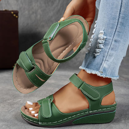 Keilabsatz-Sandalen mit offener Zehenpartie