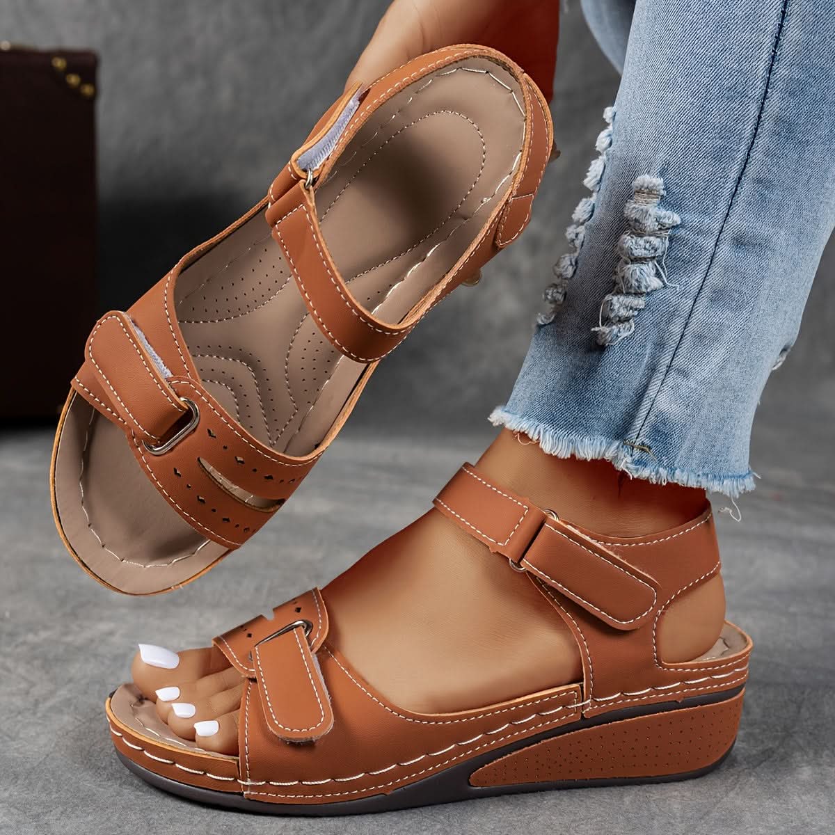 Keilabsatz-Sandalen mit offener Zehenpartie