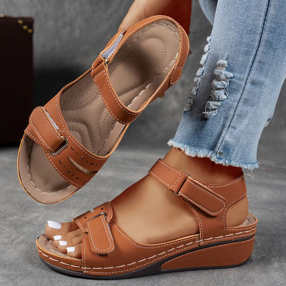 Keilabsatz-Sandalen mit offener Zehenpartie
