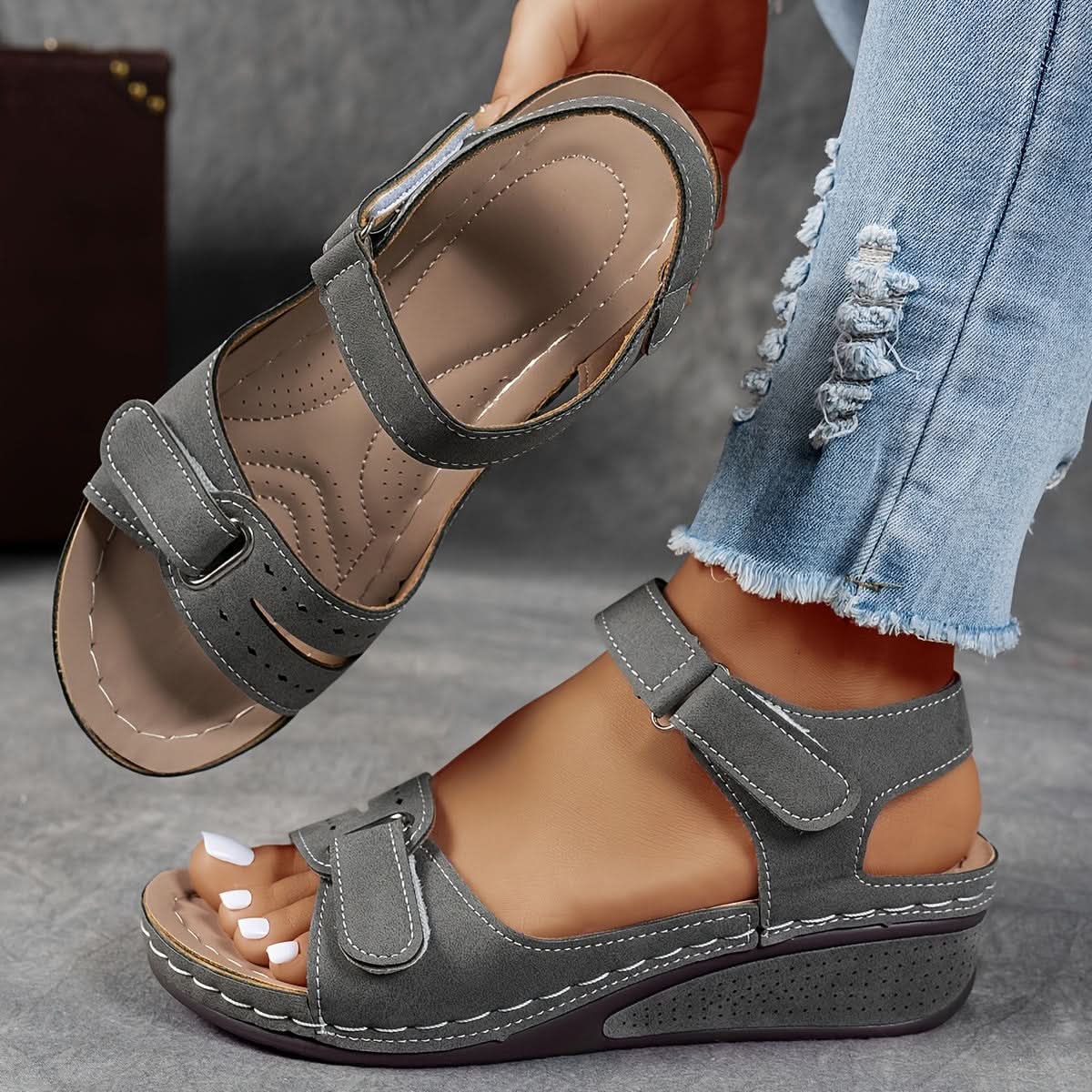Keilabsatz-Sandalen mit offener Zehenpartie