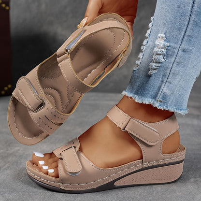Keilabsatz-Sandalen mit offener Zehenpartie