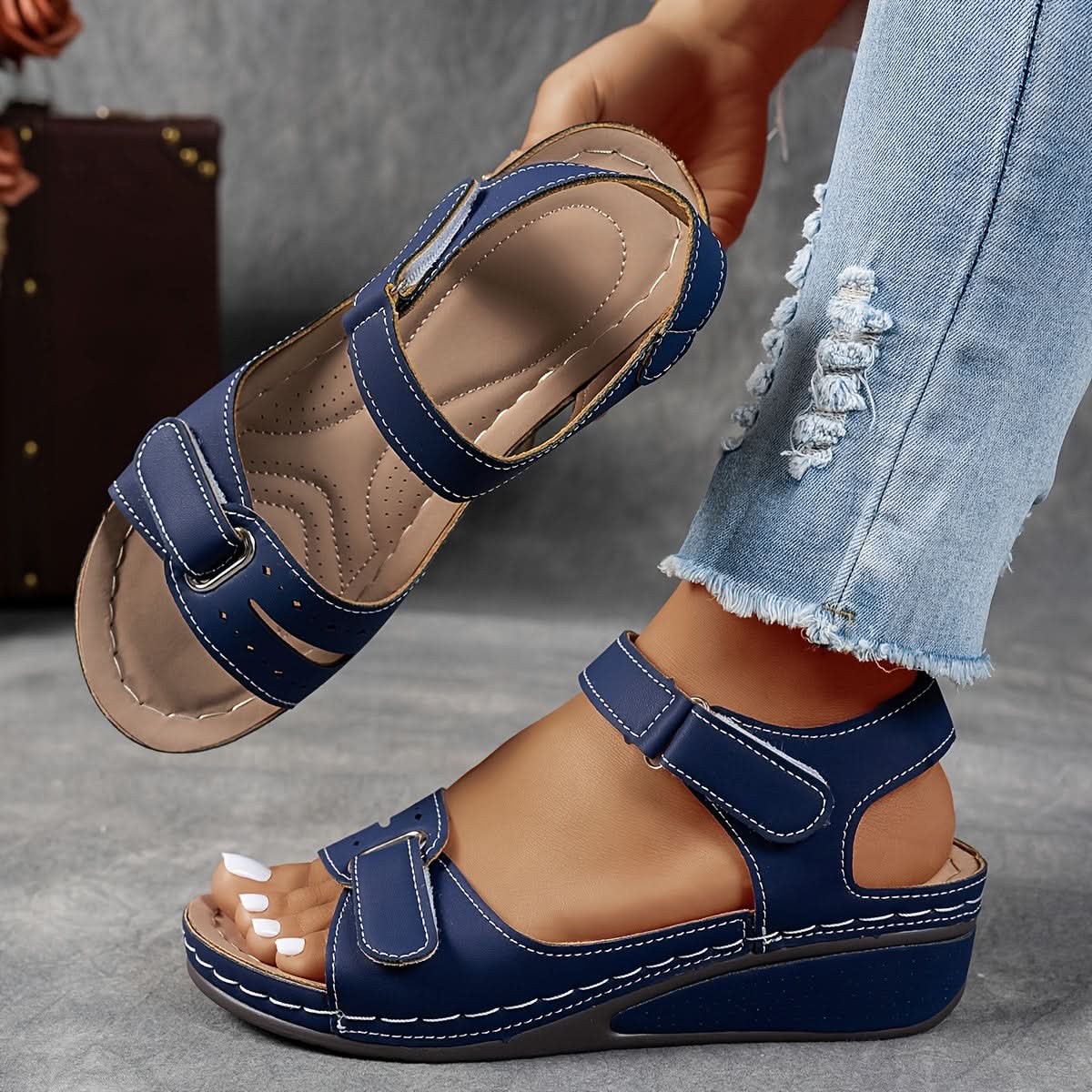 Keilabsatz-Sandalen mit offener Zehenpartie