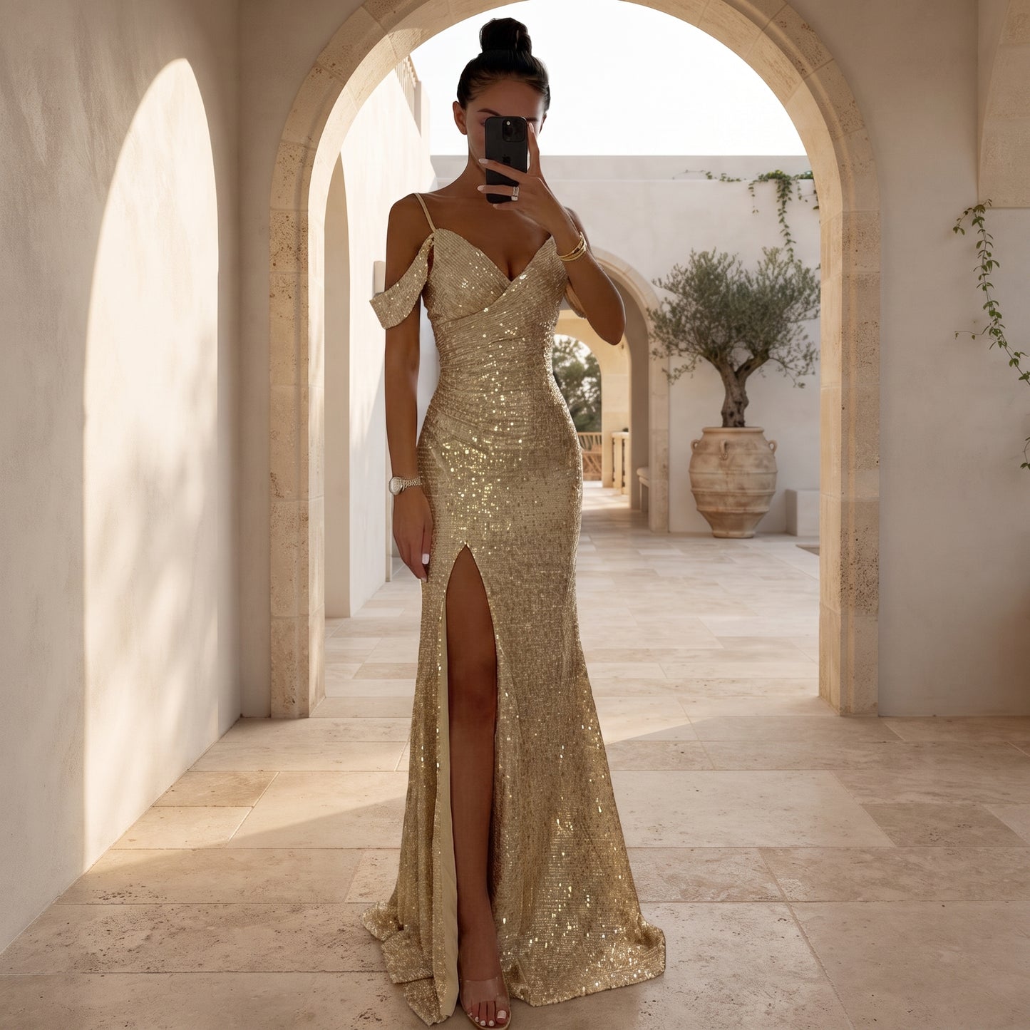 Vestido largo con escote off-shoulder y abertura alta
