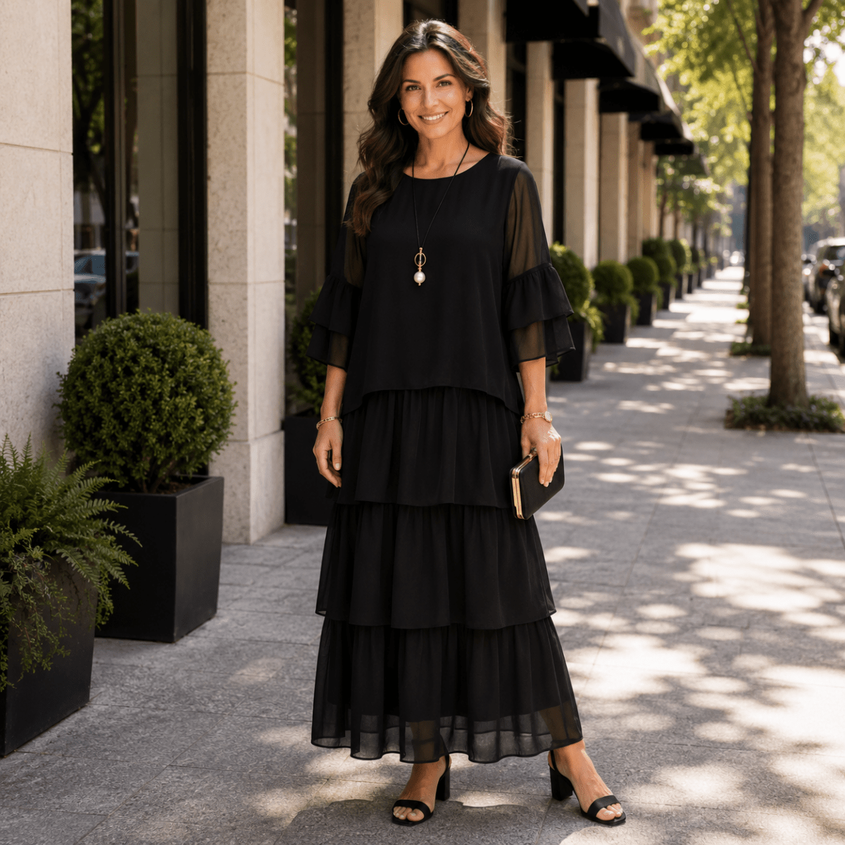 Fließendes Maxikleid mit Stufenrock und weiten Ärmeln