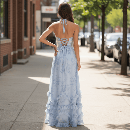 Vestido largo floral con cuello halter y cintura de corsé