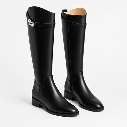 Kniehohe Stiefel mit Schnallenakzent