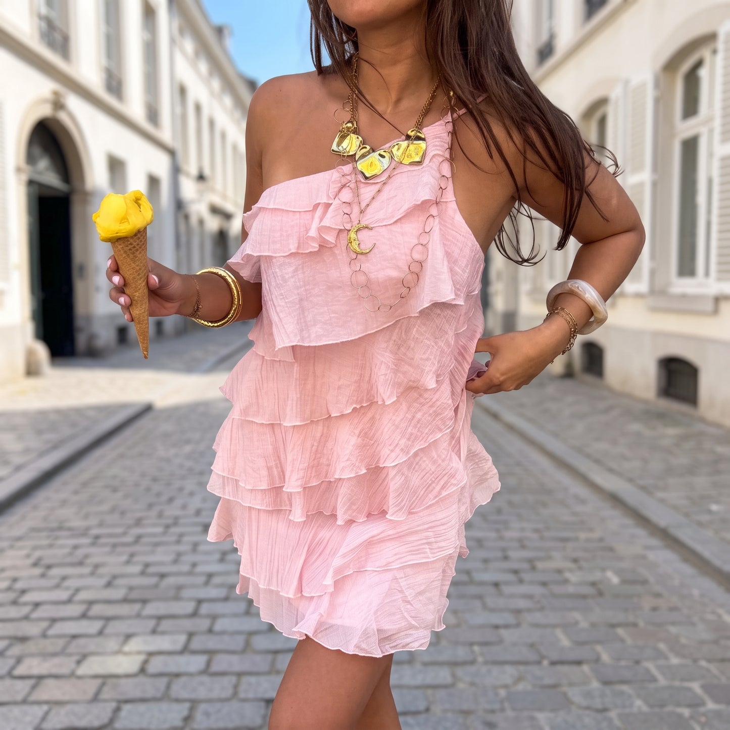 Gestuftes Mini-Kleid mit einer Schulter