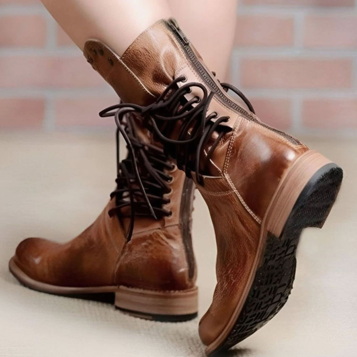 Retro-Stiefeletten mit Nieten und Schnürung