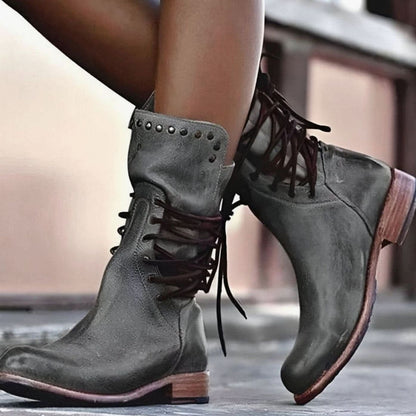 Retro-Stiefeletten mit Nieten und Schnürung