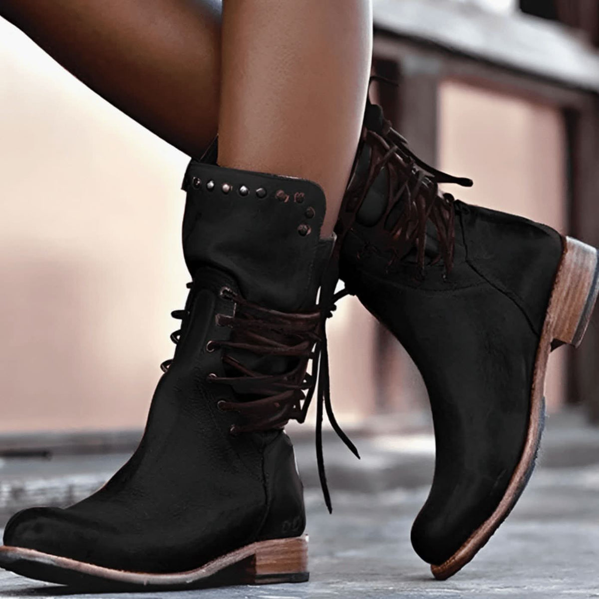 Retro-Stiefeletten mit Nieten und Schnürung