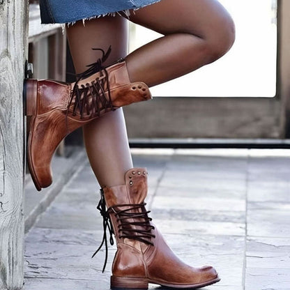 Retro-Stiefeletten mit Nieten und Schnürung