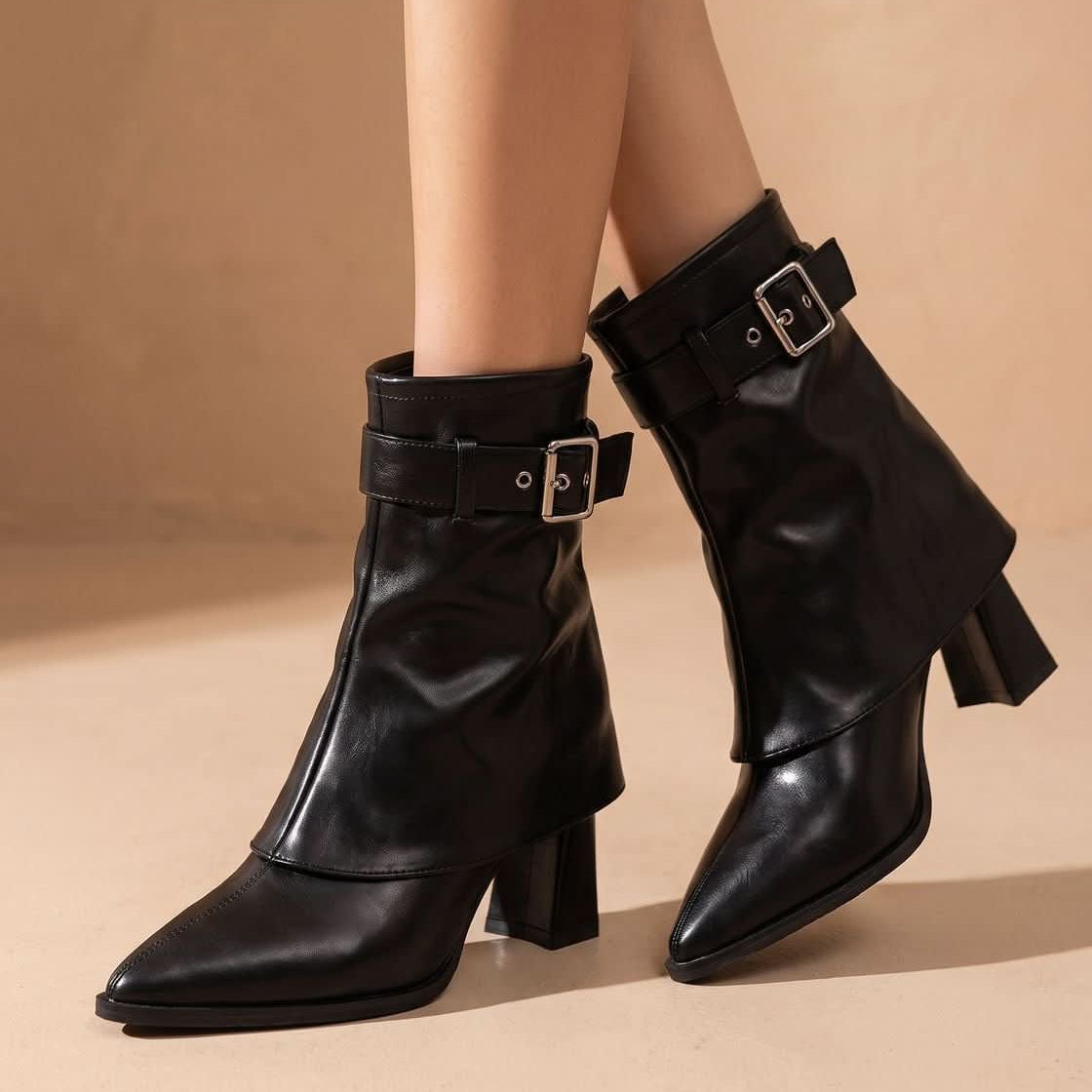 Stiefeletten mit spitzer Zehenpartie