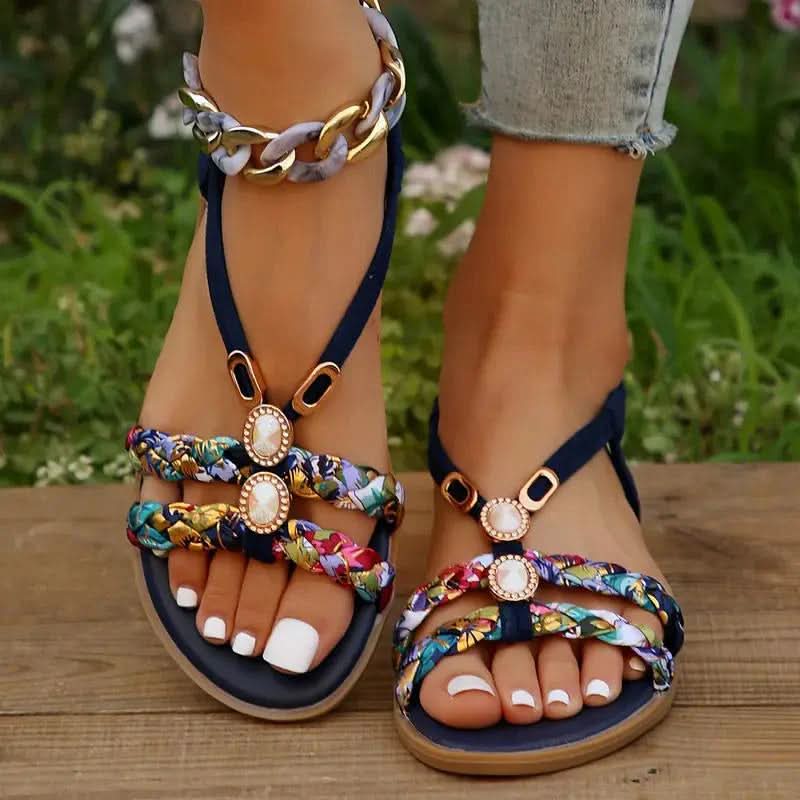 Sandalias planas con tiras trenzadas y adornos de gemas