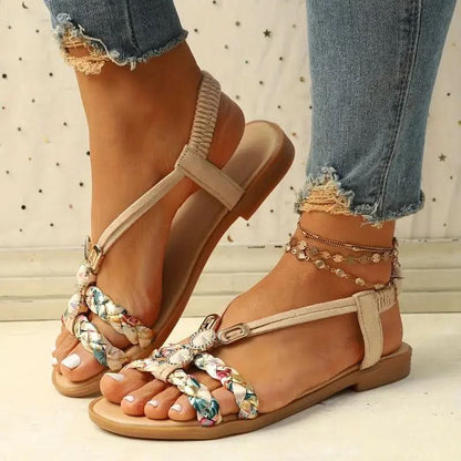 Sandalias planas con tiras trenzadas y adornos de gemas