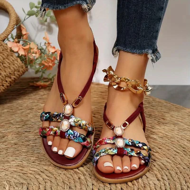 Sandalias planas con tiras trenzadas y adornos de gemas