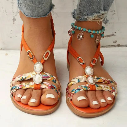 Sandalias planas con tiras trenzadas y adornos de gemas