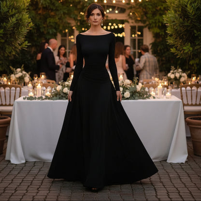 Schwarzes Maxikleid mit Drapierung und langen Ärmeln